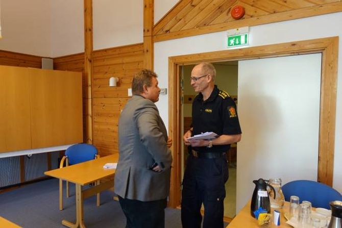 Regionsjef i NVE, Brigt Samdal i samtale med lensmann i Aurland, Knut Arne Klingenberg under dagens møte.