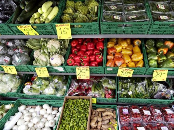GRØNT: Nordmenn er blitt flinkare til å ete grønsaker, men når vi skal byte ut kjøt, vil mange ha gode ferdigprodukt som erstattar, ikkje berre plukke med seg salat i grønsaksdisken.