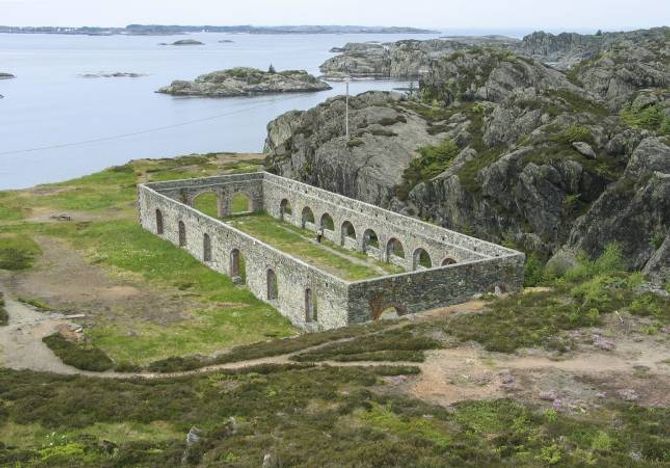Ruinane etter smeltehytta på Vignsnes koparverk. Kommunen planla først å leggja flatt tak på smeltehytta, men gav det opp for å ikkje forringa kulturminnet. No har dei lagt eit blikkbeslag over for å bremsa forfallet.