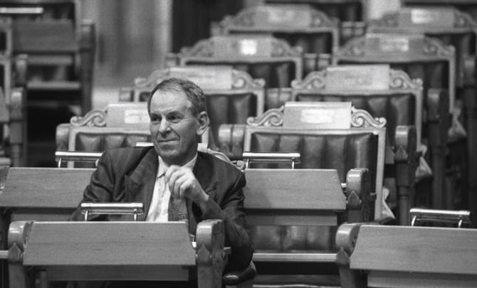 Tidlegare statsråd Kjell Opseth landa 40 år med debatt då Stortinget 8. oktober 1992 vedtok å leggja den nye hovudflyplassen til Gardermoen. Her frå éin av debattane om temaet i Stortinget.