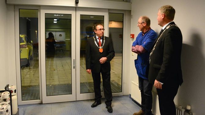 INSPEKSJON: Ordførarane i Årdal og Lærdal var med leiar for legevakta, Frode Myklebust, på inspeksjon av lokalmedisinsk senter. Arkiv