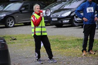 SJEF: Bjørghild Holien er leiar i friidrettsgruppa og har kontroll på løparane.