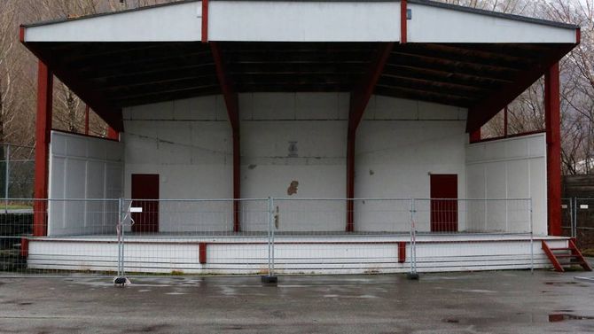 STENGT AV: Etter å ha stått 30 år i all slags vêr var dagane talte for paviljongen, som vart reven tidlegare i år.