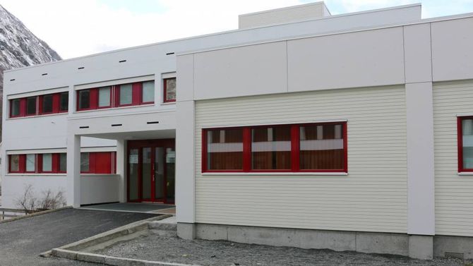 EIT ÅR GAMALT: Under eit år etter at helsehuset i Årdal stod ferdig må det endringar til for å få plass til eventuelt fleire legar. Arkiv