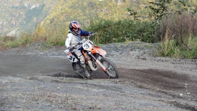 KREVJANDE: Dei som trur at motorcross berre inneberer å sitja stille og styra ein sykkel, tek feil. Motorcross gir styrke, uthaldenheit og balanse.