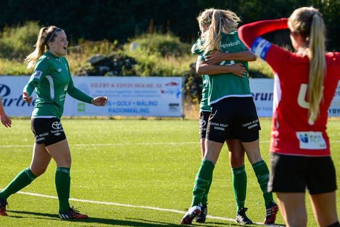 JUBEL: Midtstoppar Andrea Hopen (med ryggen til) jublar med lagvenninene etter å ha gitt heimelaget leiinga 2-0 drøye ti minutt ut i kampen.