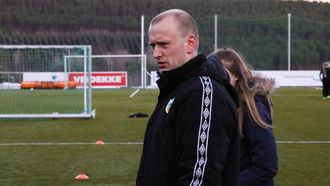 NØGD: Trenar Øystein Lindesteg Rinde og Kaupanger fekk lite motstand mot Arna/Bjørnar i dag. I siste runde ventar opprykksrival Hinna på bortebane.