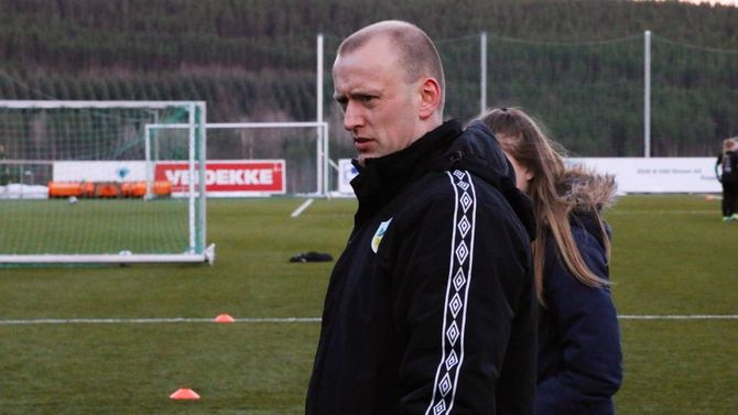 PRESS: Som trenar for fylkets beste damelag, kjenner Rinde litt på presset, men seier det berre skulle mangle.