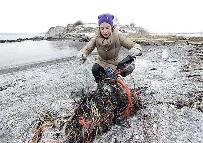 SØPPEL: Rådgivar i Miljødirektoratet Hannah Hildonen, synest det er trist å sjå plastsøppelet langs stranda.
