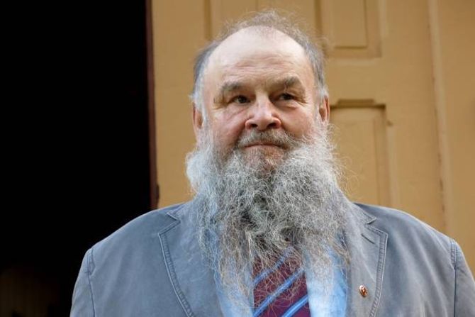 REAGERER: Hans Hagheim, tidlegare kyrkjetenar i Tønjum kyrkje, fortel at fleire samla seg ute på plassen framfor kyrkja etter gudstenesta for å snakke om den forsvunne preikestolen.