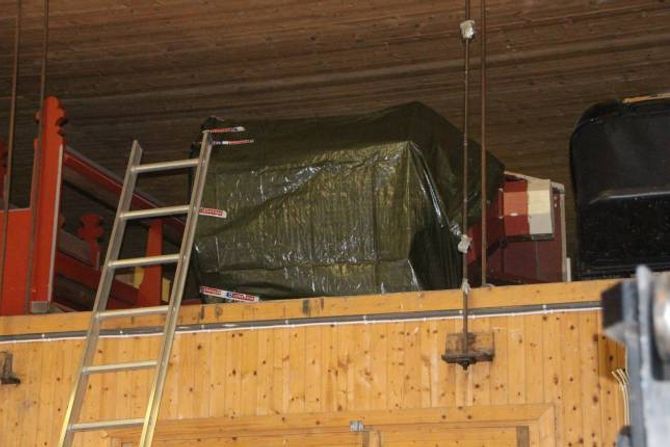 INNPAKKA: Preikestolen ligg i dag innpakka i presenning på det gamle potetlageret. Ifølgje aksjonsgruppa har lagringa allereie sett sine spor på stolen.