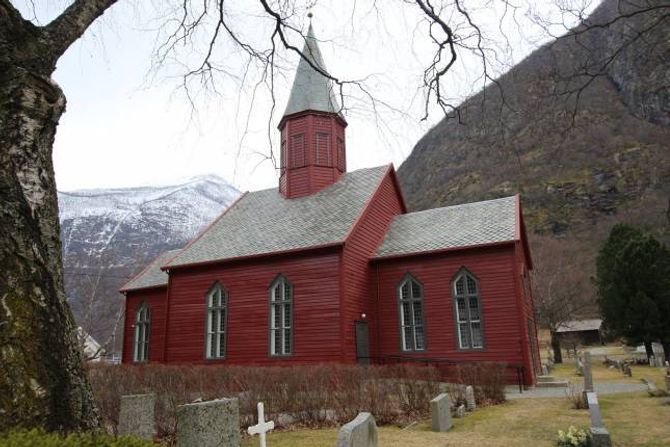 VERNEVERDIG: Tønjum kyrkje er bygd i 1832. Preikestolen vart montert i kyrkja nokre år seinare, fortel Audun Mo.
