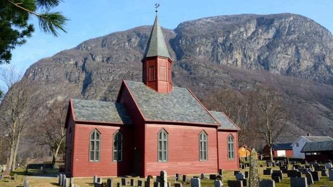 TØNJUM: Tønjum kyrkje i Lærdal er bygd i 1832.