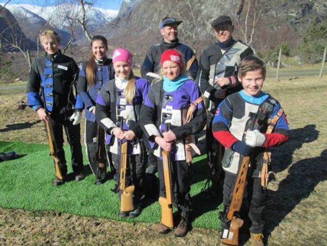 TØNJUM SKYTTARLAG: Arrangørlaget skaut på laurdagen i sprakande vårsol. Sondre Sollibakke Mo (frå venstre), Kjersti Fagerlund, Heidi Eri Damli, Vilde Bjørkum, Erling Fagerlund. Bak står Jan I. Erikstad og Terje Bolstad.