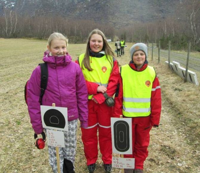 IVRIGE HJELPARAR: Heidi Eri Damløi, Anna Hjellum og Hallvard Eri Bjørkum under stemnet i regi av Tønjum Skyttarlag i Lærdal.