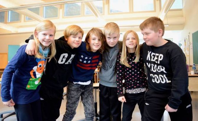 GODT Å HA REGLAR PÅ NETT: Andrine Hagheim (f.v), Daniel Hunderi, Samuel Eines, Markus Damstuen, Amalie Lysne Walaker og Adrian Mo Rognes frå 4. klasse ved Lærdalsøyri skule.