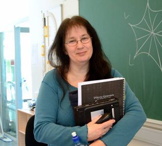 STARTAR TIDLEG: Astrid Brørs, lærar og IT-ansvarleg ved Lærdalsøyri skule har undervisning i nettvett for 1. til 10. klasse.