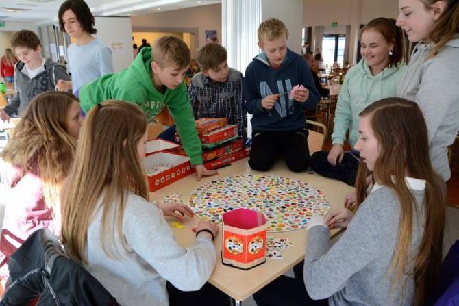 SPELEROM: Utanfor storstova på Lærdalsøyri skule er det også laga til eit rom der elevane kan spele spel av ulike slag.