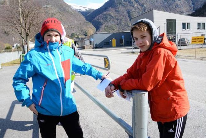 FULL KONTROLL: Per Gjesdal (f.v) og Ole Kristian Voldum frå 8. klasse ved Lærdalsøyri skule står klar med skjema og klokke før dei sett ein og ein fjerdeklassing i gang med sykkelprøva.