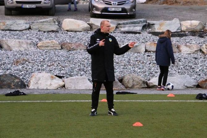 HØYRER ETTER: Sjølv om fotball er fotball, merkar Rinde visste forskjellar på å trena damer og herrar. Damene høyrer betre etter blant anna.