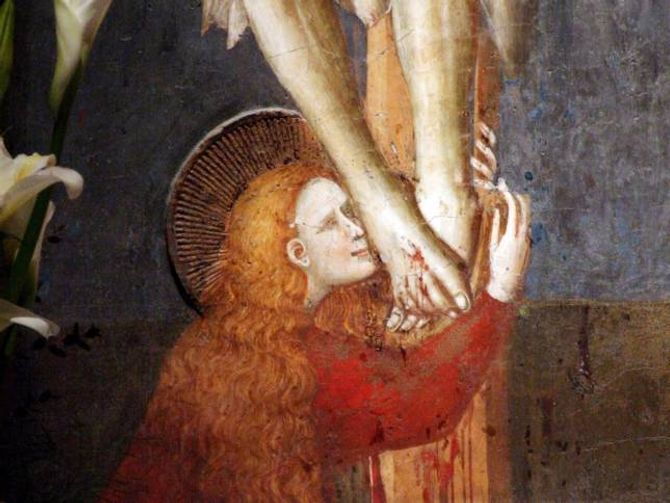 NÆR: Maria Magdalena stod Jesus svært nær og gav med det folk «tilgang» på han på ein annan måte enn dei andre disiplane gjorde. Her kyssar ho føtene til den krossfesta Jesus på eit måleri i Basilica di San Nicola da Tolentino i Italia.