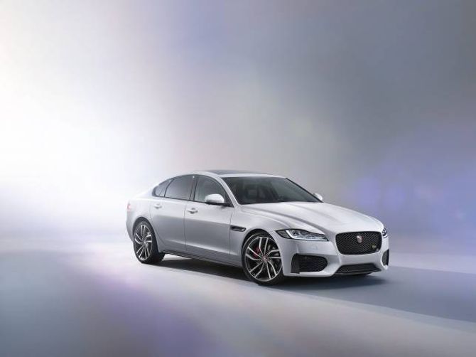 LETT: Med den nye XF-en siktar Jaguar seg inn på bilar som Audi A6, BMW 5-serie og Mercedes E-klasse.