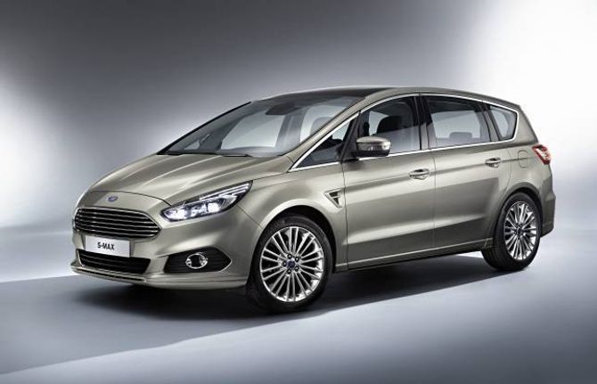 IKKJE FARTSBLIND: Ford S-Max kombinerer automatisk skiltlesing og konstantfartshaldar. Dermed tilpassar bilen sjølv farten etter fartsgrensene.