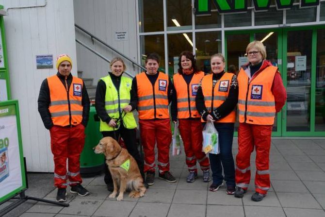HÅPAR PÅ FLEIRE MEDLEMMER: Simen Hagheim (f.v), hunden Arja, Monika Lysne, Aleksander Offerdal, Lillemor Moen, Turid Valdemarsdotter og Eli Vindedal frå Lærdal Røde Kors Hjelpekorps. Dei er kring 100 medlemmer, der 28 av dei står på beredskapslista.