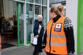 NYVERVA MEDLEM: Turid Valdemarsdotter i aksjon utanfor Kiwi på Lærdalsøyri onsdag.