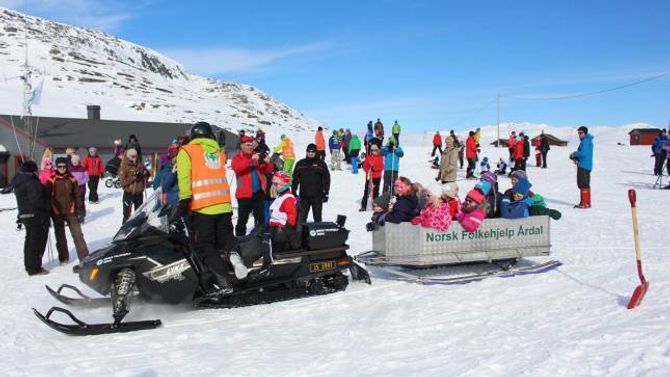 Ein køyretur der borna får sitja på i snøscootersleden er eit populært innslag på påskeaftan.