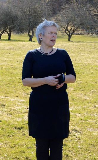 VERTINNE: Siri Benjaminsen ved Natvik gard i Årdal.