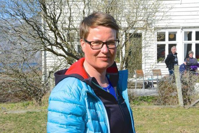 SYNFARING: Klima- og miljøminister Tine Sundtoft (H) fekk sjølv sjå områda der jerven herja i 2014 og høyre frå bønder som er ramma av rovdyra.