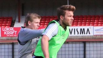 TILBAKE: Truls Hovland er tilbake i Årdal, her i duell med Robin Moheim.