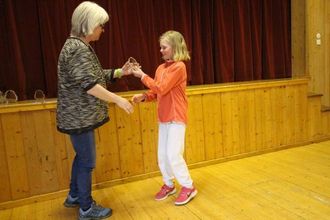 STOLT: Irmelig Natvik Norheim tek stolt imot premien sin frå Birgit Lunde.