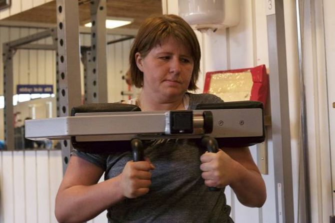 STORT STEG: For Jorunn Falkgjerdet, ei som også nyttar seg av dette tilbodet, var det eit stort steg å trene i hallen etter som ho slit med sosial angst. No kjenner ho seg mykje betre, fortel ho.