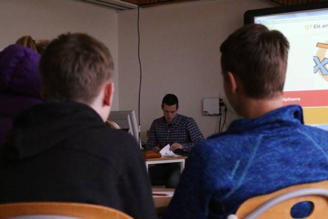 DISKUSJON: Mest mogleg praktiske oppgåver skal løysast med diskusjon og samarbeid, fortel Brede Stedje Ylvisåker.