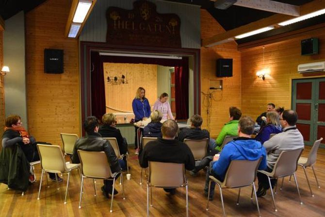 NØGDE: Spørsmåla hagla og hundeeigarane i Årdal hundeklubb fekk diskutert problemstilllingar med veterinær Liv Romøren.