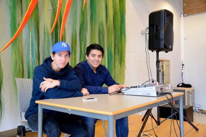 KONTROLL PÅ MUSIKKEN: Jonas Styve (f.v) og Stefan Jimenez har klar både pop og dansemusikk som ungar likar. Då høyrer sjølvsagt One Direction, Justin Bieber og DJ Broiler med på spelelista.