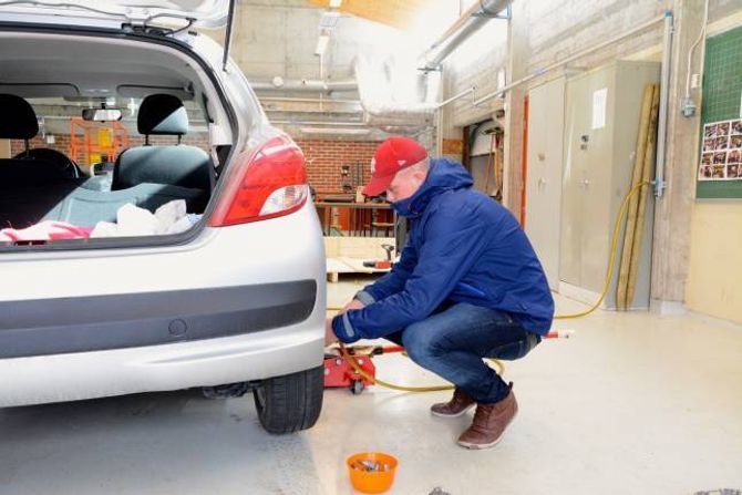 SOMMARDEKK: Viktor Nykvist, i førsteklasse ved teknikk og industriell produksjon, er i gang med å byte frå vinterdekk til sommardekk.