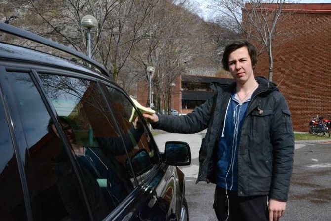 MOTIVERT FOR INNSAMLINGA: Ole Kristian Håheim fortel at sjølv om nokre uffa seg i starten, har elevane teke meir initiativ etter kvart. – Me gjer jo dette for folk i Afrika. Når me ser sluttresultatet for dagane, kjennast det godt, seier han.