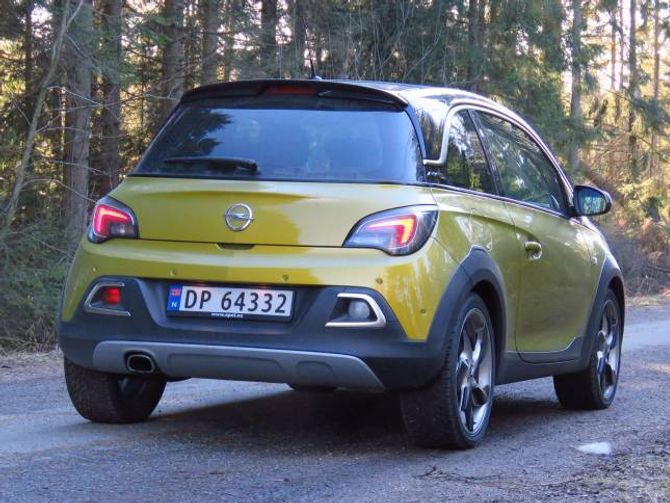 HØGARE BAKKEKLARING: Opel Adam Rocks er heva 15 millimeter samanlikna med ein standard Adam.