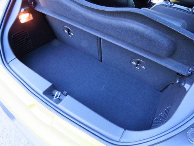 170 LITER: Bagasjerommet er knøttlite. Det tek berre 170 liter.