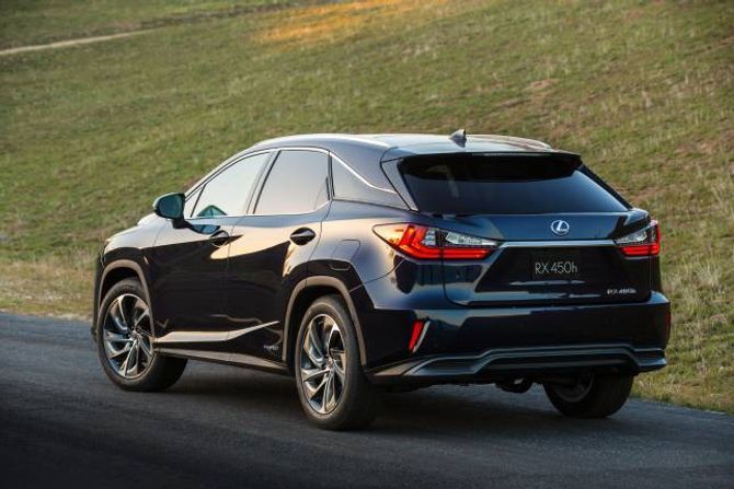 DESIGN: Lexus RX får eit barskare design og meir krefter når han blir lansert mot slutten av året.