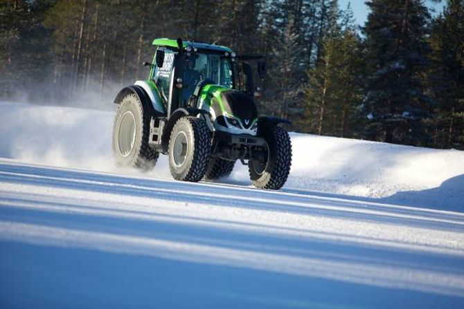 KJAPP: Ny verdsrekord i fart for traktor på 130,165 kilometer i timen.