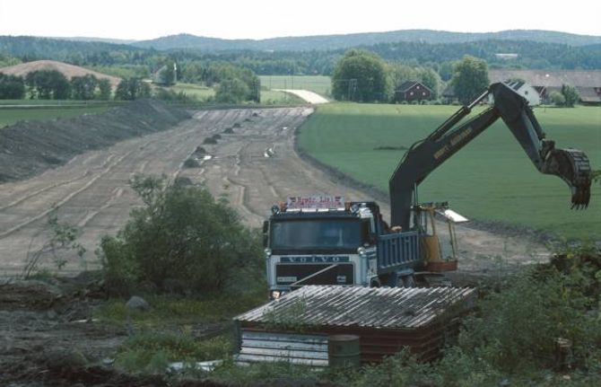 PRIORITERER VEG: Utbygginga av den nye E6 ved Halden et seg innpå dyrka mark.