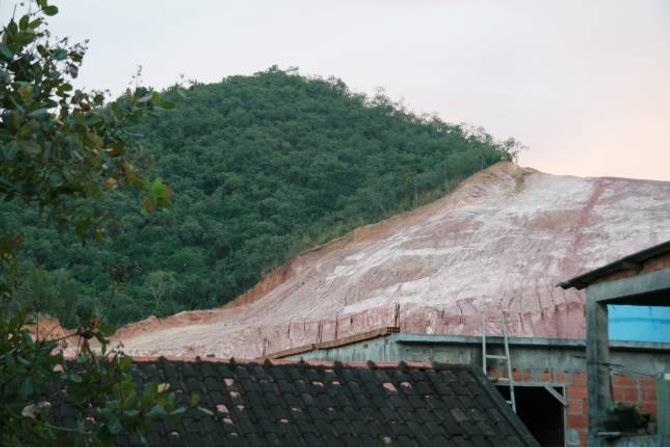 URBAN UTBYGGING: I utkanten av Rio de Janeiro blir stadig meir av naturen ofra for å gje plass til nye bydelar.