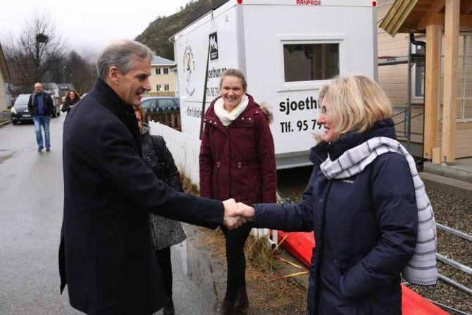LÆRDALBESØK: I desember 2014 var leiar i Arbeidarpartiet Jonas Gahr Støre på besøk i Lærdal og helsa mellom anna på Marianne Aarethun Rode som mista huset sitt i brannen. Støre fekk også sjå huset dei var i gang med å bygge. Arkiv