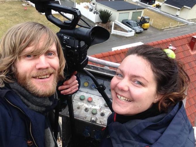 FILMAR FRÅ HØGDA: Fotograf Eivind Lie Nitter og regissør Vilde Egge frå produksjonsselskapet Strix.