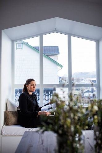 PRAKTISK: Kjøkenbenken frå IKEA har blitt lesebenk under vindauget. – Under benken er det plass til alt rotet vi ikkje vil vise fram, seier Therese.