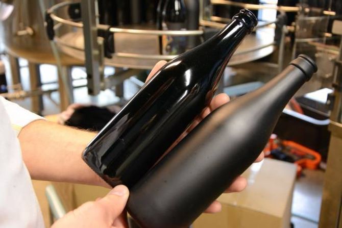 NOREG EINASTE: Tya Bryggeri blir dei einaste i Noreg som nyttar svarte ølflasker. Desse kjem i blank og frosta utgåve, som er produsert i Kina.